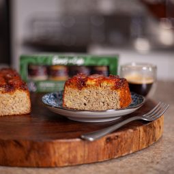 Bolo de banana com caramelo