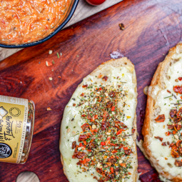 Torrada com queijo e dip de tomate